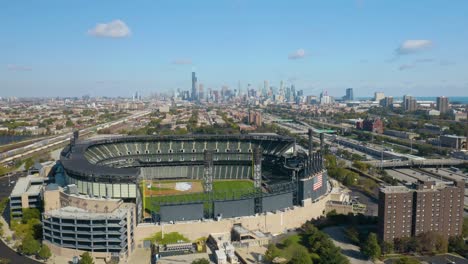 Umlaufende-Luftaufnahme-über-Dem-Stadion-Der-Chicago-White-Sox,-Garantiertes-Spielfeld