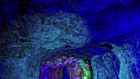 Video-Timelase-De-Una-Vista-Asombrosa-De-Una-Cueva-Iluminada-En-Azul-Con-Reflejos,-En-El-Valle-Vikingo,-Noruega