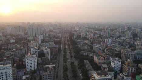 Zug-Fährt-Bei-Sonnenuntergang-Durch-Die-Dichte-Bebauung-Der-Stadt-Dhaka