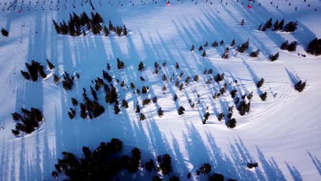 Ski-in-the-Alps-with-ski-lift-and-people-skiing-on-the-slope