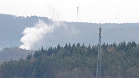 Kleiner-Waldbrand-Vor-Mehreren-Windkraftanlagen-Auf-Einem-Bergrücken-In-Deutschland