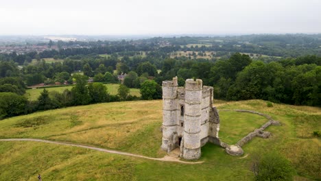 Drone-Volando-Alrededor-De-Las-Ruinas-Del-Castillo-Medieval-De-Donnington,-Condado-De-Berkshire,-Inglaterra