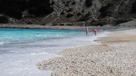 Touristen-Genießen-Im-Sommer-Den-Idyllischen-Strand-Von-Agia-Kiriaki-In-Griechenland-–-Weitwinkelaufnahme