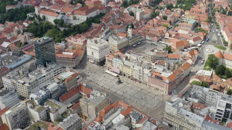 Vista-Aérea-Del-Centro-Histórico-De-La-Ciudad-De-Zagreb,-Monumentos-Famosos-De-La-Capital-De-Croacia---Disparo-De-Drones