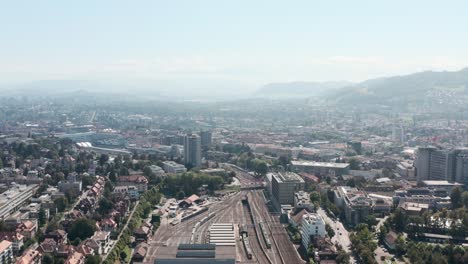 Drohnenschuss-über-Bahngleisen,-Die-Zum-Berner-Bahnhof-In-Der-Schweiz-Führen