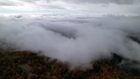 Nubes-Sobre-Colores-De-Otoño-Antena-Cerca-De-Boone-Y-Roca-Que-Sopla-Nc,-Carolina-Del-Norte