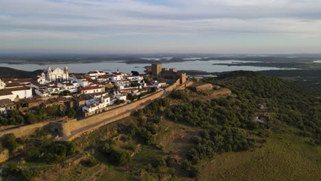 Pueblo-De-Monsaraz-En-La-Cima-De-Una-Colina-Al-Atardecer,-Portugal