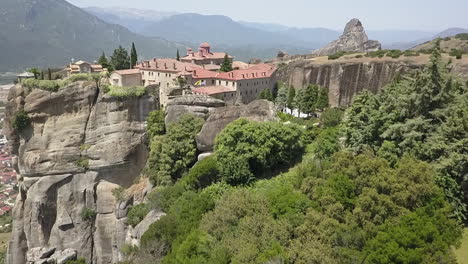 Cliff-top-aerial-flight-to-St-Stephan-monastery-in-Meteora-Greece
