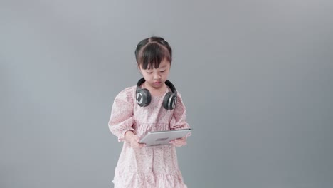 Ein-Kind-Mit-Headset,-Das-Sich-Videos-Mit-Einem-Digitalen-Tablet-Ansieht