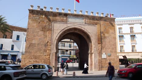 Fußgänger-Und-Fahrzeuge,-Die-Am-Stadttor-Bab-El-Bhar-In-Tunis,-Der-Hauptstadt-Tunesiens,-Vorbeifahren