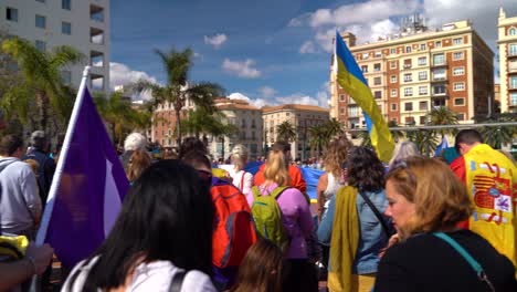 Pan-A-Través-De-Muchas-Personas-Apoyan-A-Ucrania-En-Las-Protestas