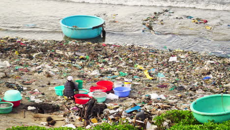 Verschmutzter-Strand-Voller-Müll-In-Vietnam