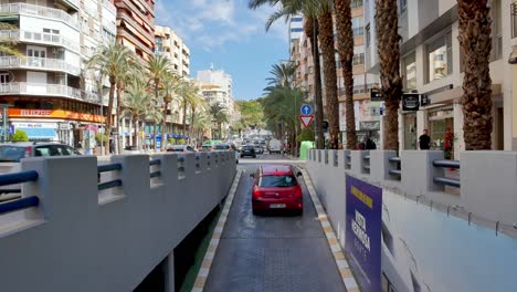Coche-Saliendo-Del-Parking-Situado-Debajo-De-La-Avenida-Alfonso-El-Sabio-En-Alicante