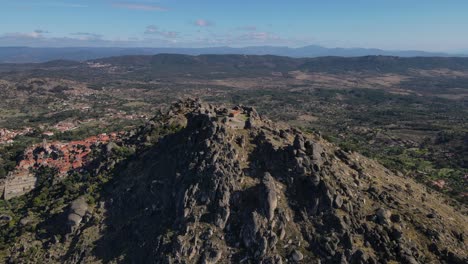 Luftaufnahme-über-Die-Burgruine-Von-Monsanto-Mit-Tal-Im-Hintergrund,-Portugal