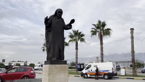 Mutter-Teresa-Statue-In-Einer-Runde-Vor-Dem-Internationalen-Flughafen-Tirana