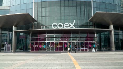 Personas-Que-Ingresan-Al-Centro-Comercial-Coex-En-Seúl,-Corea-Del-Sur