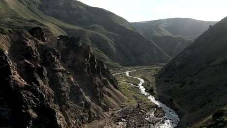 Luftaufnahme-Des-Flusses-Campanario-Mit-Den-Gleichnamigen-Heißen-Quellen-Mit-Dem-Sonnenlicht-Im-Morgengrauen-In-Der-Maule-Region,-Chile