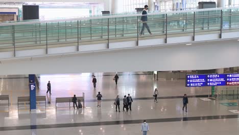 Passagiere-In-Der-Ankunftshalle-Des-Internationalen-Flughafens-Chek-Lap-Kok-In-Hongkong,-China