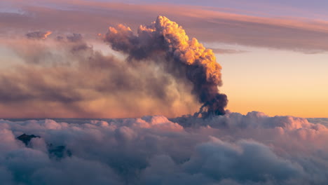 Lapso-De-Tiempo-De-La-Nube-De-Ceniza-Volcánica-Durante-La-Puesta-De-Sol-En-La-Erupción-Del-Volcán-De-La-Isla-De-La-Palma-En-Septiembre-De-2021