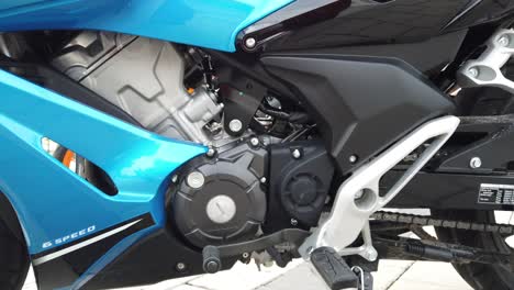 Kuala-Lumpur,-12-De-Marzo-De-2022:-Una-Impresionante-Exhibición-De-La-Motocicleta-Honda-Rs_x-150-En-Un-Color-Azul-Brillante
