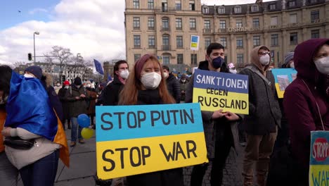 „Stoppt-Den-Krieg“-Steht-Auf-Schildern-Bei-Pro-ukrainischen-Protesten-In-München,-Nachdem-Russland-In-Die-Ukraine-Einmarschiert-Ist