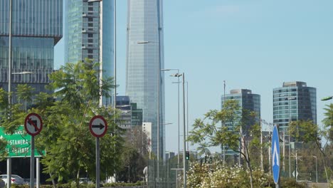 Inclinación-De-La-Gente-Caminando-En-La-Moderna-Zona-De-Sanhattan-Con-Altos-Rascacielos-En-El-Fondo-Durante-El-Día,-Santiago,-Chile