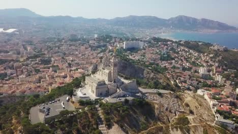 Die-Symbolische-Basilika-Notre-Dame-De-La-Garde-In-Der-Wunderschönen-Stadt-Marseille,-Frankreich
