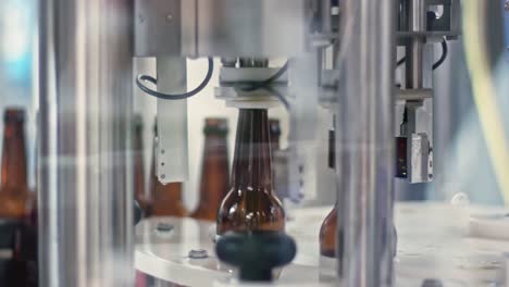 In-Der-Brauerei-Ersetzt-Die-Maschine-Die-Flaschen-Unter-Der-Zapfpistole,-Um-Sie-Mit-Bier-Zu-Füllen