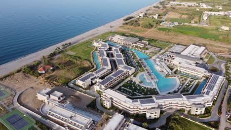 Lujoso-Resort-Y-Hotel-Euphoria-En-Kolymbari,-Creta,-Grecia-Con-Vista-Panorámica-Del-Paisaje-Marino