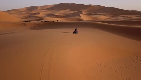 Antenne:-ATV-Fahren-In-Der-Sahara-Wüste