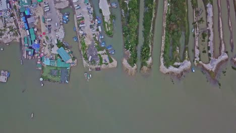 Eine-Dynamische-Luftaufnahme-Von-Oben-Nach-Unten-Des-Fischerdorfes-In-Lau-Fau-Shan-In-Den-Neuen-Territorien-Von-Hongkong