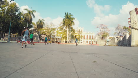 Tiro-De-Gran-Angular-De-Niños-Y-Adolescentes-Jugando-Fútbol-Urbano-En-El-Parque-Del-Barrio-De-La-Habana-Cuba