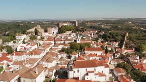 Toma-Aérea-De-La-Ciudad-Medieval-De-Obidos,-Portugal.