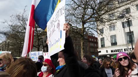 Patriotische-Frau-Mit-Putin-Botschaft-Bei-Ukrainischen-Anti-Kriegs-Protestaktivisten-Auf-Der-Manchester-City-Street