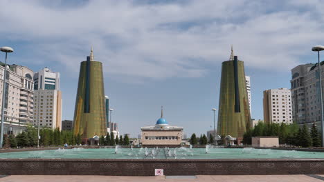 Statische-Aufnahme,-Großer-Wasserbrunnenplatz-Von-Ak-Orda,-Der-Residenz-Des-Präsidenten-Der-Republik-Kasachstan-Im-Stadtzentrum-Der-Hauptstadt-Mit-Zwei-Berühmten-Wolkenkratzern-Mit-Goldenem-Turm