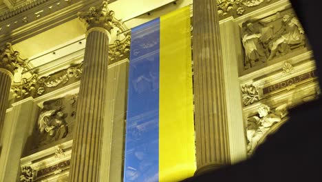 Nationalflagge-Der-Ukraine-Auf-Museumsgebäude-In-Der-Innenstadt-Von-Prag,-Unterstützung-Für-Das-Ukrainische-Volk-Nach-Der-Russischen-Invasion-Und-Militäraktionen