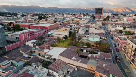 Drohnen-Luftaufnahme-Des-Städtischen,-Farbenfrohen-Hügels-Im-Kolonialviertel-Während-Des-Sonnenuntergangs-Zur-Goldenen-Stunde-In-Quetzaltenango-Xela-Guatemala