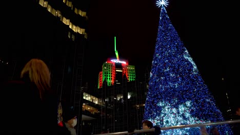 Pista-De-Patinaje-Sobre-Hielo-Al-Aire-Libre-Con-árbol-De-Navidad-Al-Fondo-En-El-Centro-De-Pittsburgh