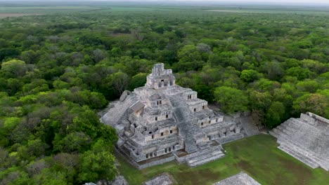 Drone-Volando-Alrededor-De-Ruinas-Mayas-En-Medio-De-La-Jungla
