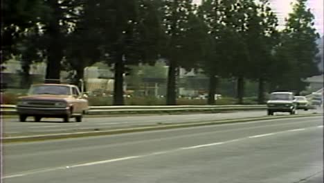 1970-Automóviles-Y-Camiones-En-Carretera-De-Dos-Vías