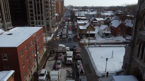 Luftdrohnenaufnahmen-Von-Lastwagen-Und-Demonstranten-Blockieren-Die-Straßenkreuzung-Während-Der-Anti-Impfstoff-Konvoi-Proteste-Mit-Dem-Titel-„Freiheitskonvoi“-In-Ottawa,-Ontario,-Kanada,-Am-30.-Januar-2022