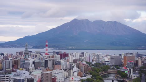 Kagoshima-Stadt-Mit-Sakurajima,-Das-Vom-Ausbruch-Raucht,-Im-Hintergrund