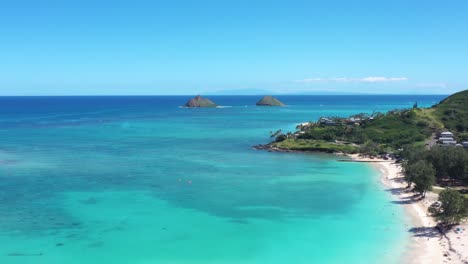 Drohne-Fliegt-über-Das-Tropisch-Blaue-Wasser-Von-Oahu-Hawaii-In-Richtung-Der-Mokes-Insel-Lanikai