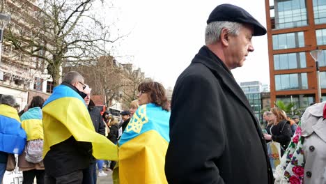 Priester-Spricht-Mit-Ukrainischen-Anti-Kriegs-Protestaktivisten-Auf-Der-Manchester-City-Street
