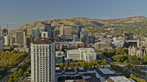 Salt-Lake-City-Utah-Luftbild-V18-Fliegt-Durch-Die-Innenstadt-In-Richtung-State-Street,-Die-Zum-Kapitolgebäude-Führt,-Und-Fängt-Das-Städtische-Stadtbild-Und-Die-Berglandschaft-Ein-–-Aufgenommen-Mit-Der-Kamera-Inspire-2,-X7-–-Oktober-2021
