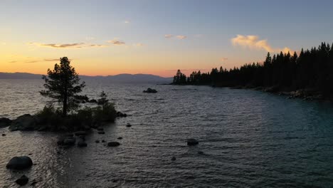 Flug-über-Den-Malerischen-Lake-Tahoe-Bei-Sonnenuntergang-In-Kalifornien,-USA---Drohnenaufnahme-Aus-Der-Luft