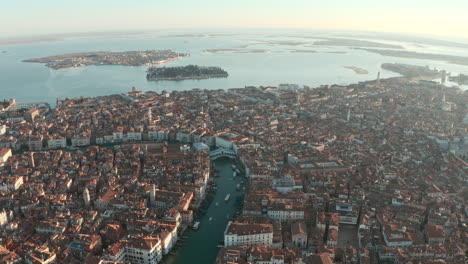 Amplia-Toma-De-Drones-Del-Ponte-Di-Rialto-Bridge-Venecia-Al-Amanecer