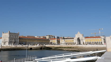 Handelsplatz,-Praça-Do-Comércio-In-Lissabon,-Von-Einem-Pier-Aus-Gesehen,-Statisch