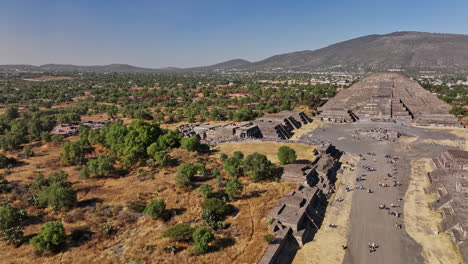 Teotihuacan,-Mexiko,-Luftaufnahme-V3,-Filmischer-Low-Level-Überflug-über-Die-Avenue-Of-The-Dead,-Die-Zum-Historischen-Wahrzeichen-Und-Kulturerbe-Der-Pyramide-Des-Mondes-Führt-–-Aufgenommen-Mit-Mavic-3-Cine-–-Dezember-2021