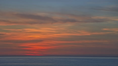 Sonnenuntergangsszene-Zur-Goldenen-Stunde-über-Der-Meereslandschaft-Mit-Segelnden-Booten